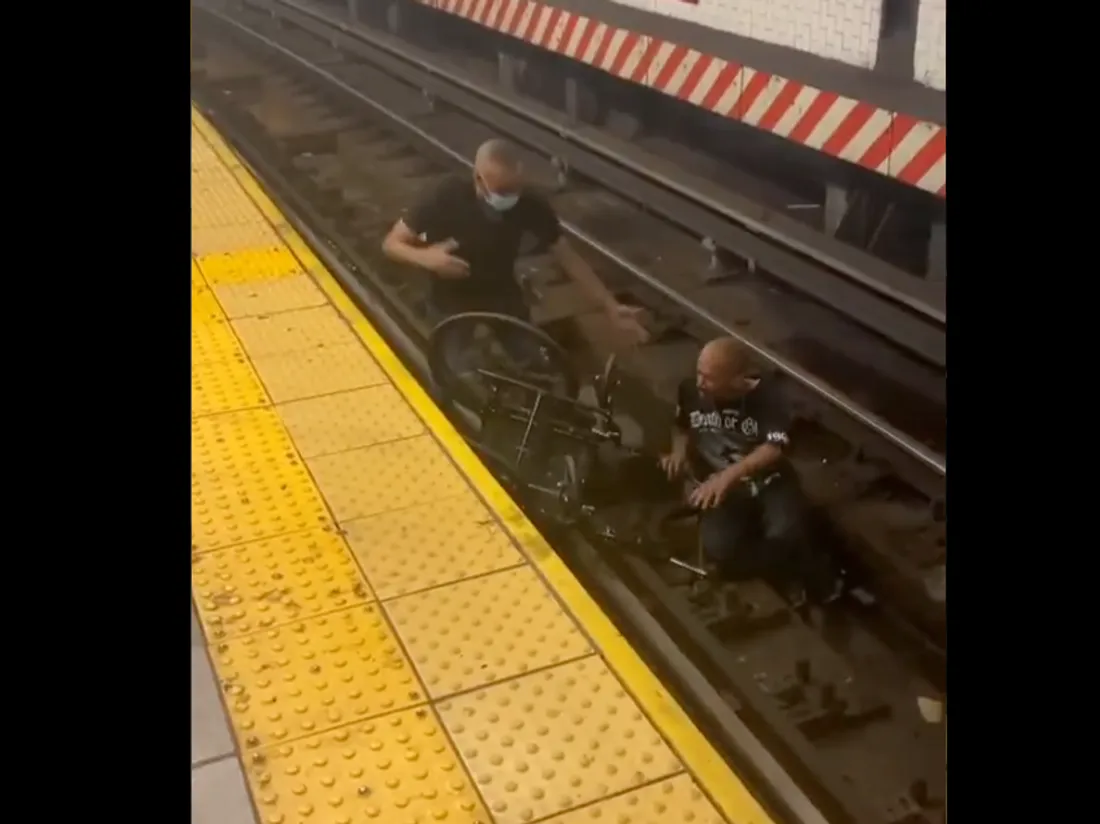 Il sauve in extremis un homme tombé sur les rails du métro à New York